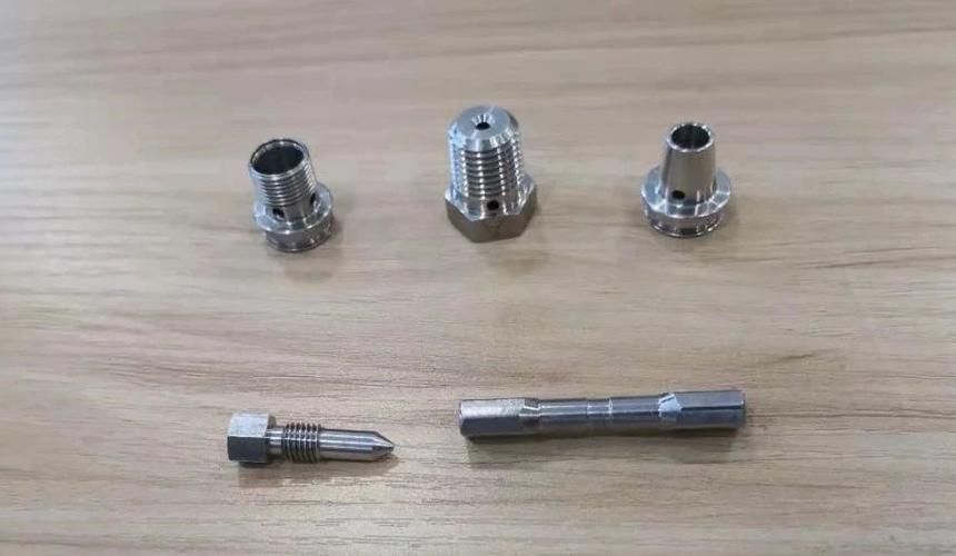 柏中使用托纳斯瑞士型车床Swiss DT 26加工紧固件的产品评价与托紧固件加工